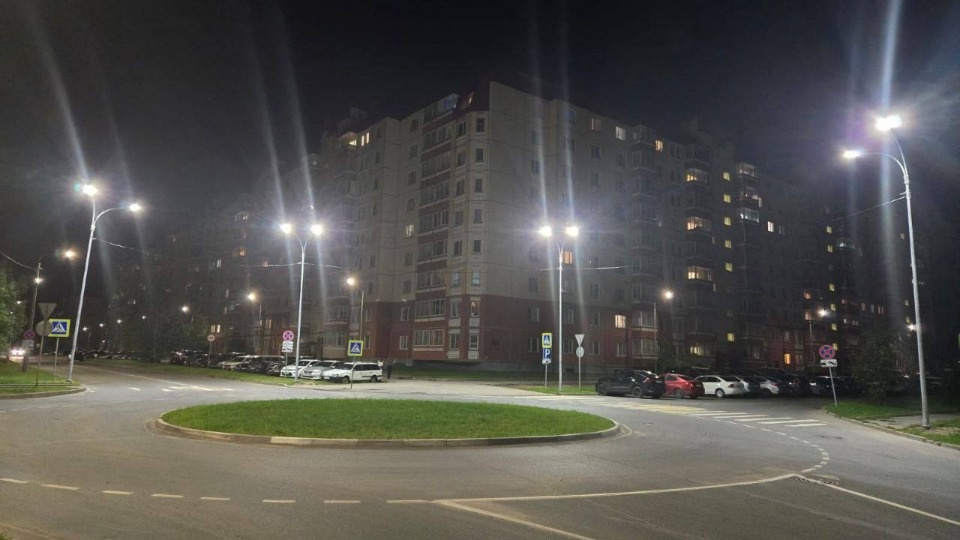 Жителям Пскова объяснили, почему на нескольких улицах не работают фонари