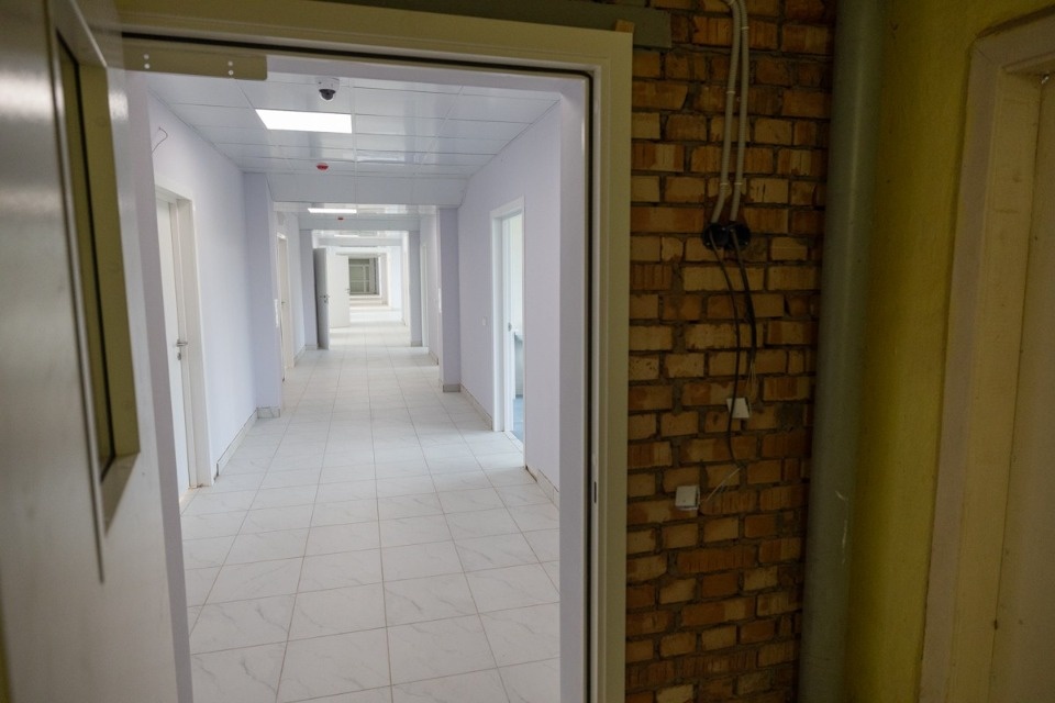 Реконструкция межрайонной больницы продолжается в Гдовском районе