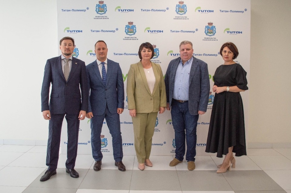 Глава Псковского района и руководители Общественной палаты Псковской области посетили завод «Титан-Полимер»