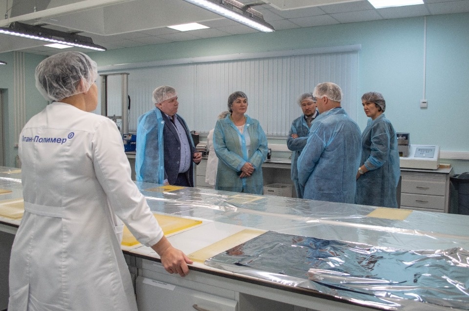 Глава Псковского района и руководители Общественной палаты Псковской области посетили завод «Титан-Полимер»