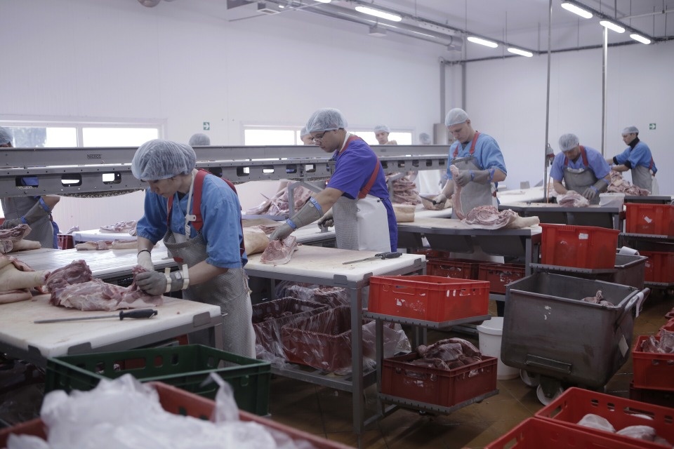 «Великолукский мясокомбинат» решил продать свои супермаркеты за 1 млрд рублей