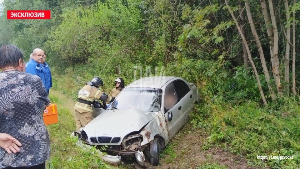 Муж и жена погибли в результате ДТП в Дедовичском районе Муж и жена погибли в результате ДТП в Дедовичском районе