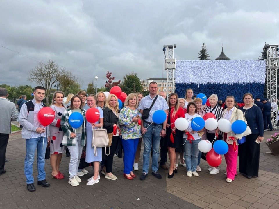 Профсоюзы присоединились к плетению огромного флага цветов триколора 