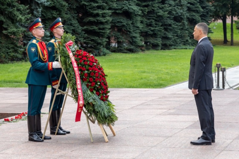 Венок к Могиле Неизвестного Солдата в Москве возложил Михаил Ведерников