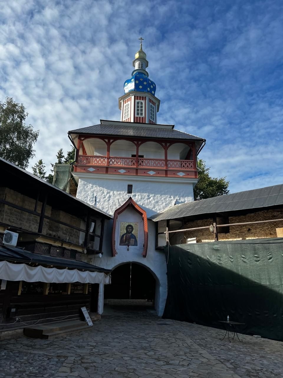 Демонтаж строительных лесов с башни Святых ворот стартовал в Псково-Печерском монастыре