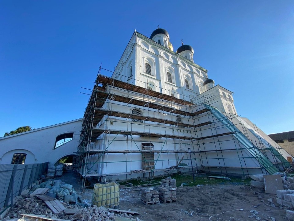 Реставраторы раскрыли исторические напольные плиты Серафимовского придела Троицкого собора