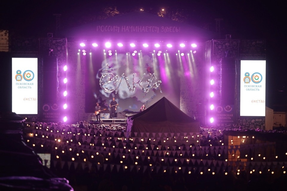 15 тысяч человек посетили концерт Ёлки в Пскове 