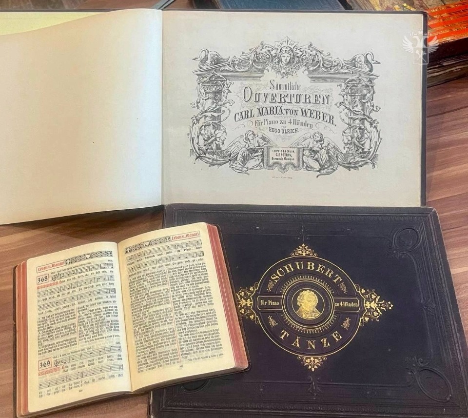  Икону и шесть антикварных книг передали псковские таможенники в Минкульт 