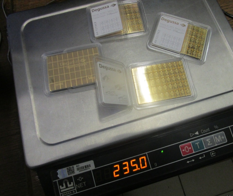 Гражданин Германии пытался провезти в Псковскую область золотые слитки на 90 млн рублей 