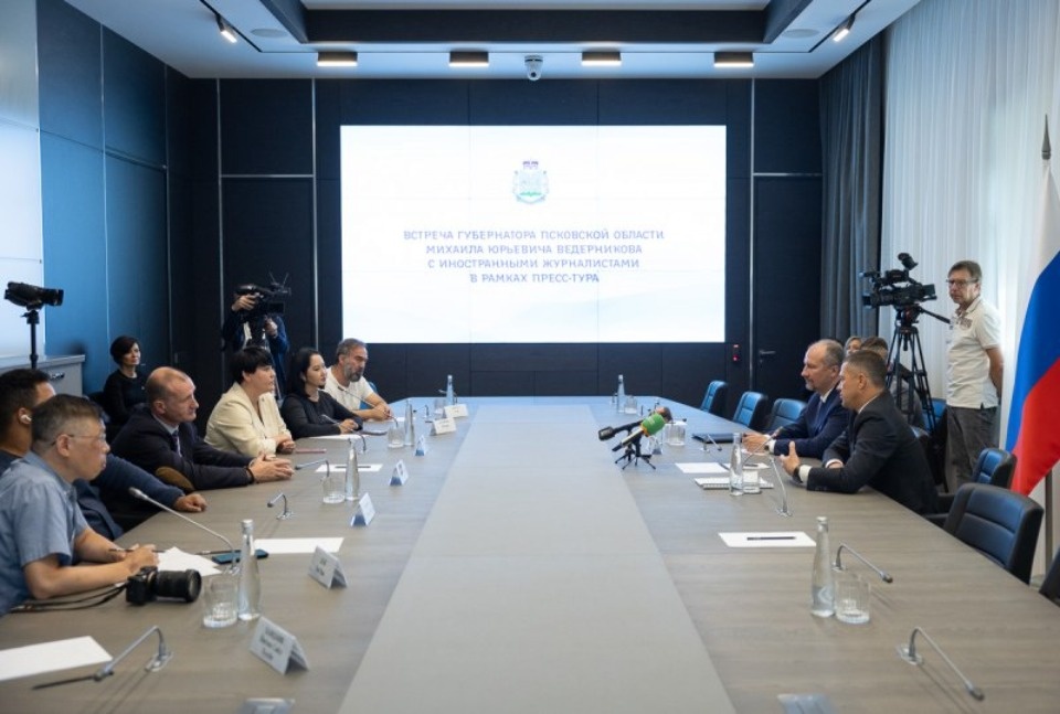 Иностранные журналисты встретились с губернатором Псковской области