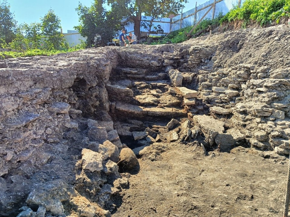 Гребень из бивня моржа и развалины XVIII века обнаружили псковские археологи 