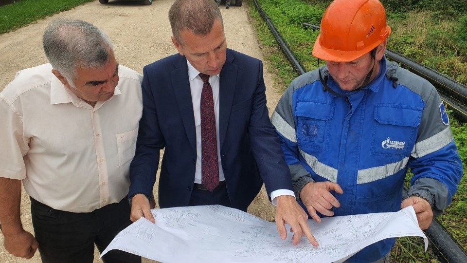 Антон Дымов и Армен Мнацаканян проинспектировал ход работ по догазификации в деревнях Псковского района