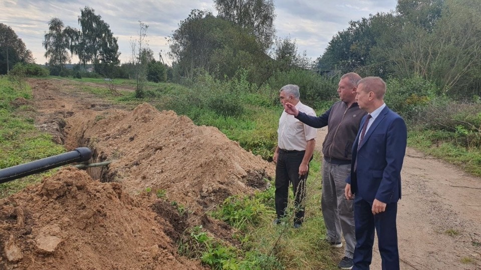 Антон Дымов и Армен Мнацаканян проинспектировал ход работ по догазификации в деревнях Псковского района