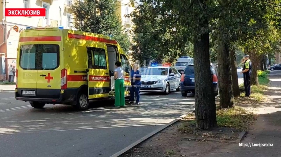 Попавшей под колеса автомобиля великолучанке потребовалась госпитализация Попавшей под колеса автомобиля великолучанке потребовалась госпитализация