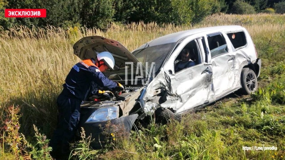 Легковая машина столкнулась с фурой в Псковском районе Легковая машина столкнулась с фурой в Псковском районе