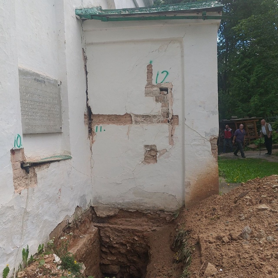 Царские монеты обнаружили при исследовании Мальского монастыря в Печорском районе 