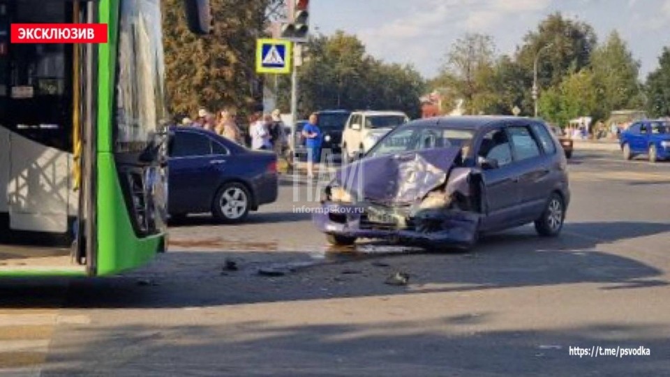 В Пскове произошло ДТП с участием рейсового автобуса В Пскове произошло ДТП с участием рейсового автобуса