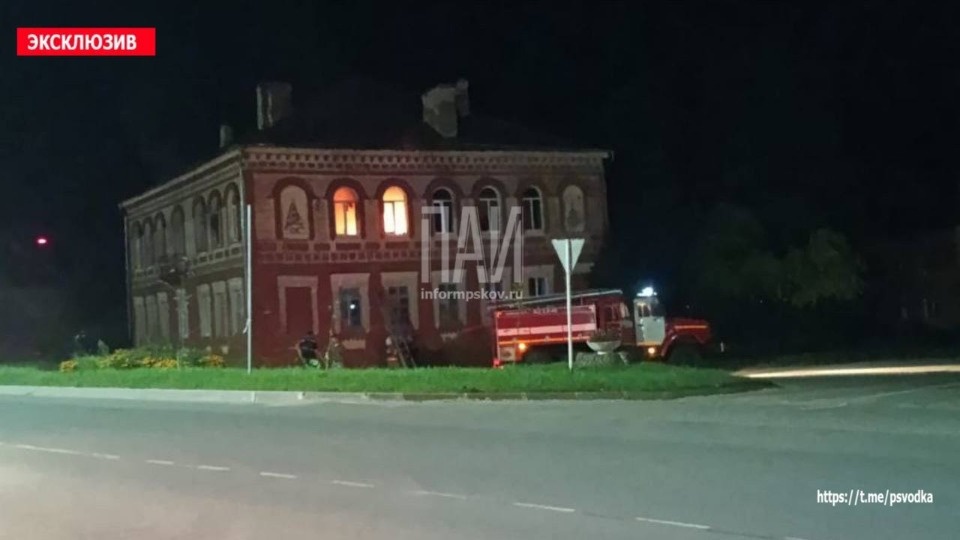 Пожар произошел в историческом здании в Гдове 