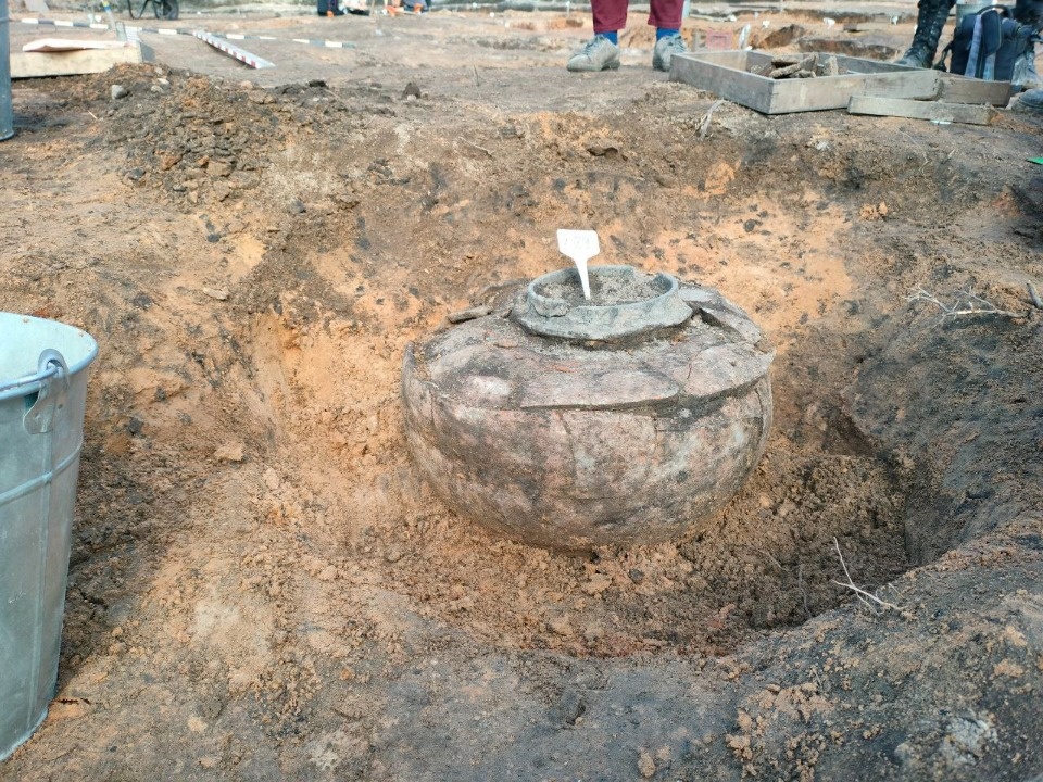 Керамические сосуды обнаружили археологи на раскопе в Пскове