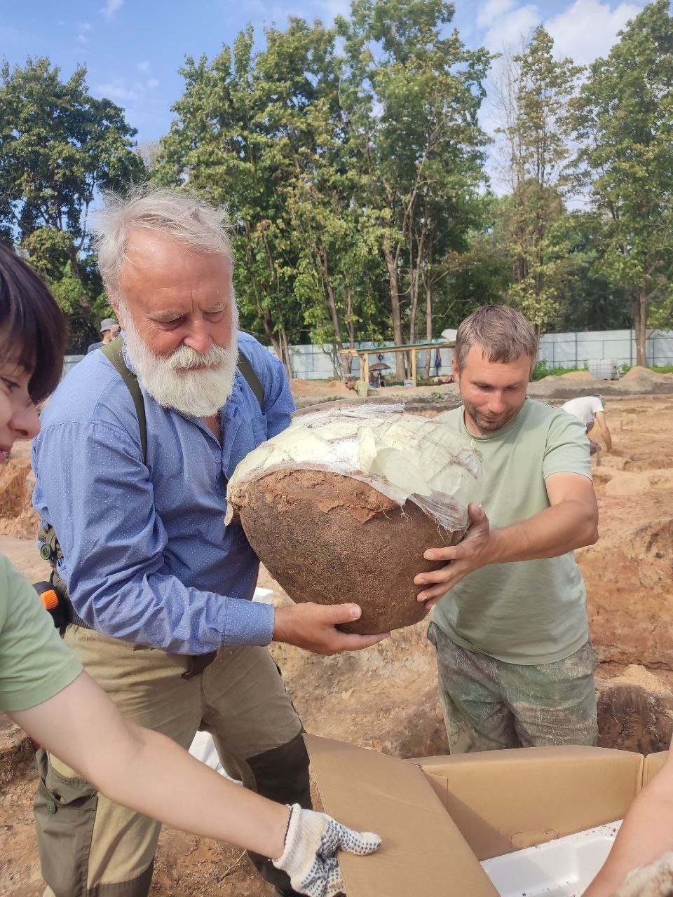 Керамические сосуды обнаружили археологи на раскопе в Пскове