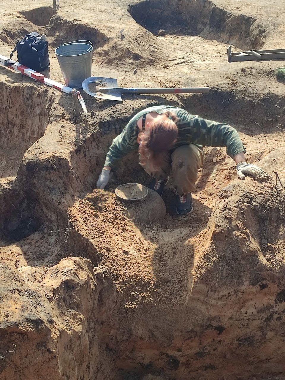 Археологи рассказали о назначении керамических сосудов, обнаруженных на раскопе в Пскове