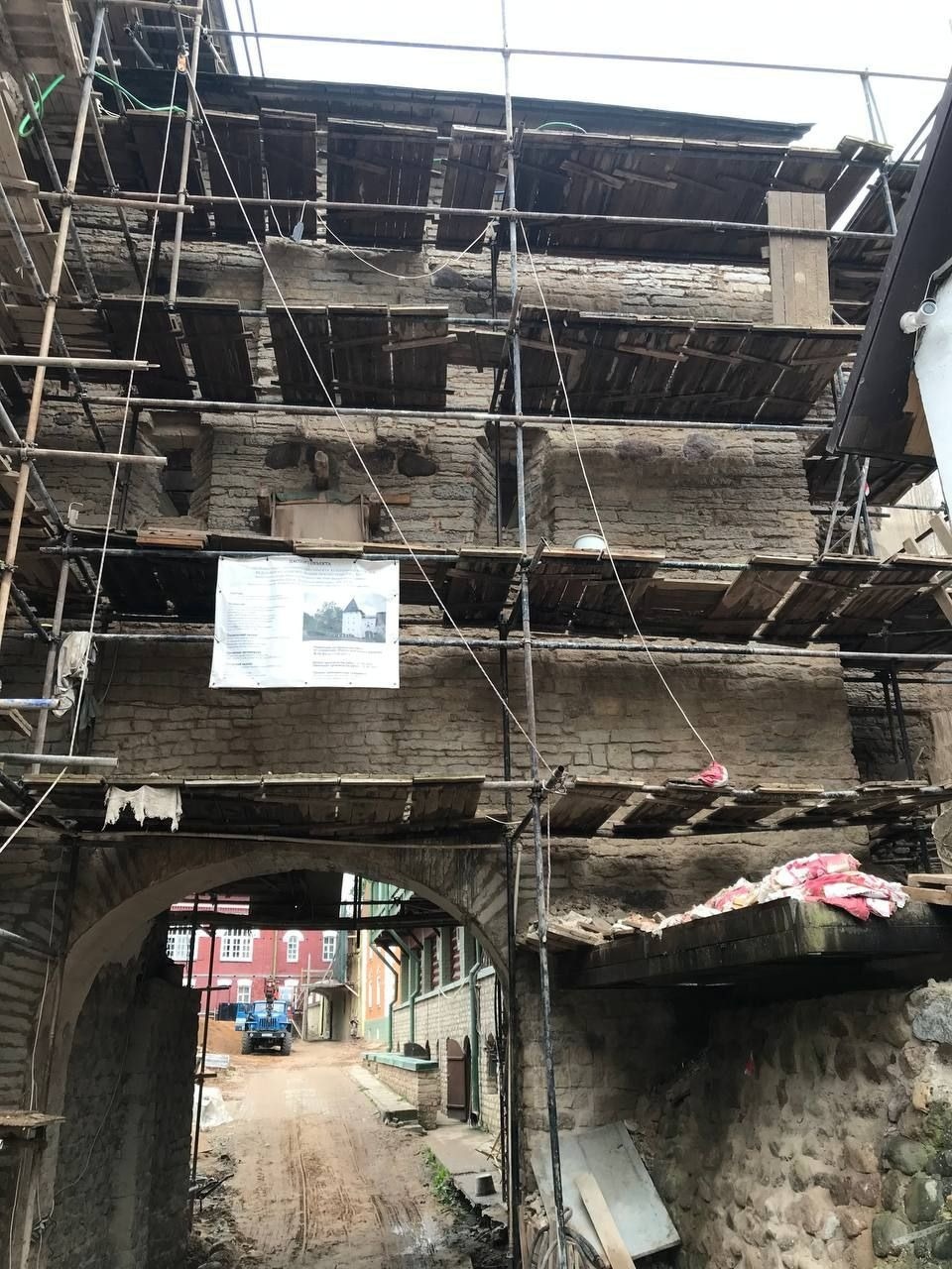 Находящиеся в аварийном состоянии перекрытия башни Нижних решеток в Печорах готовят к замене