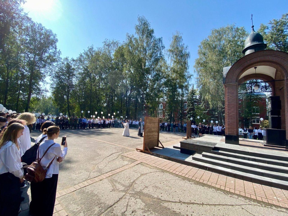 Память погибших в терактах почтили в сквере у Дома Офицеров в Пскове