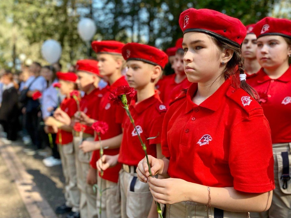 Память погибших в терактах почтили в сквере у Дома Офицеров в Пскове