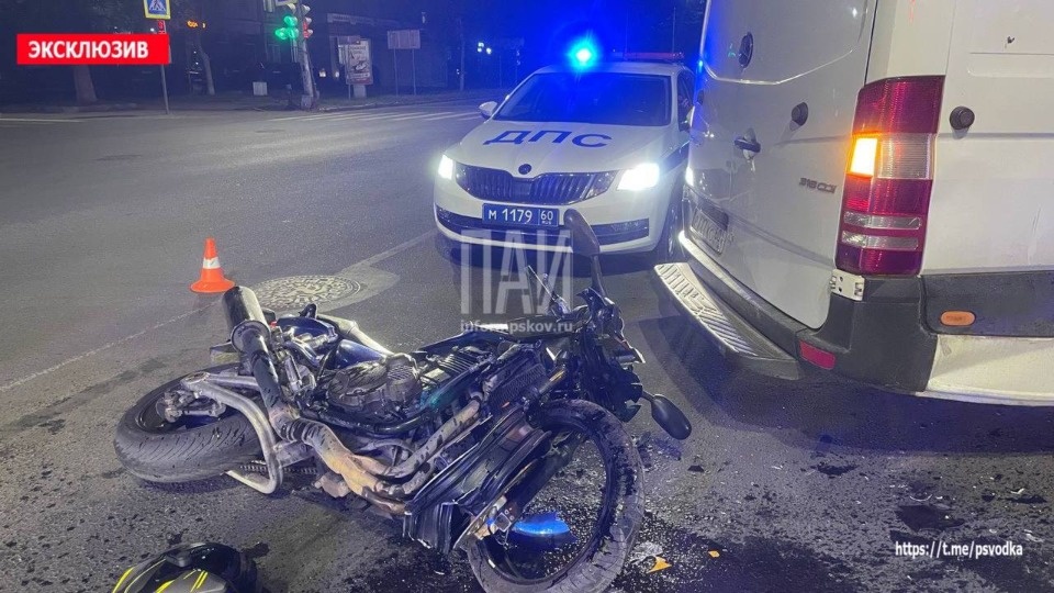 Мотоциклисту потребовалась госпитализация после ДТП с микроавтобусом в Пскове Мотоциклисту потребовалась госпитализация после ДТП с микроавтобусом в Пскове