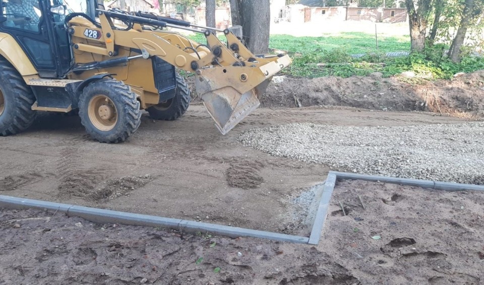 В Порховском районе продолжают благоустраивать территорию вокруг храма Вознесения Господня