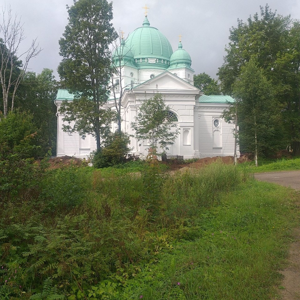 В Порховском районе продолжают благоустраивать территорию вокруг храма Вознесения Господня