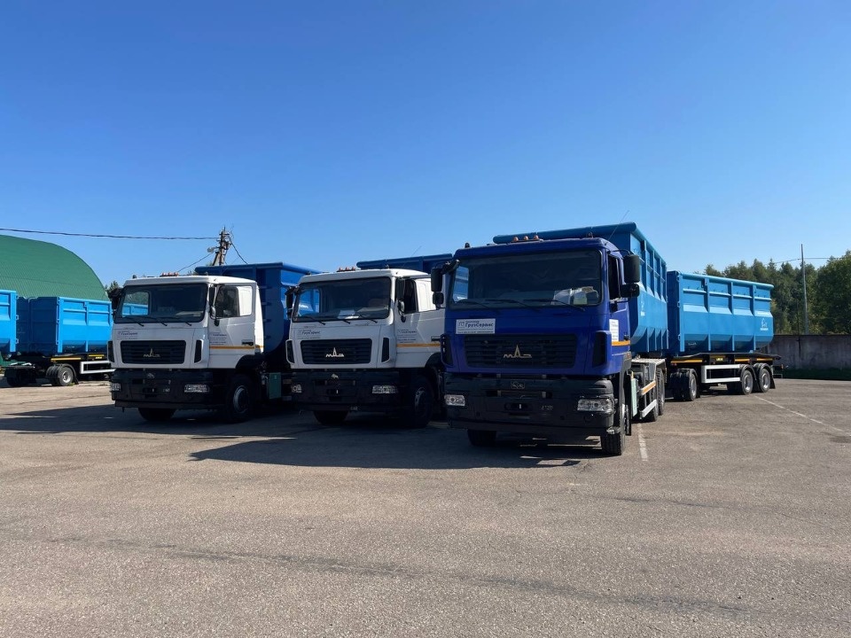 Новая партия спецтехники для вывоза ТКО поступила в Псковскую область