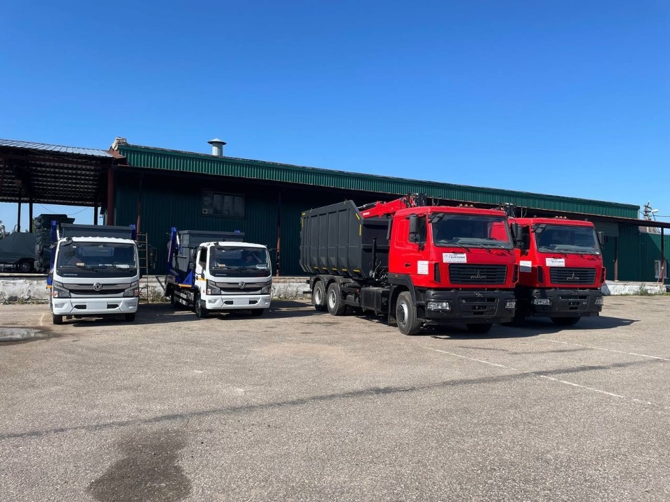 Новая партия спецтехники для вывоза ТКО поступила в Псковскую область