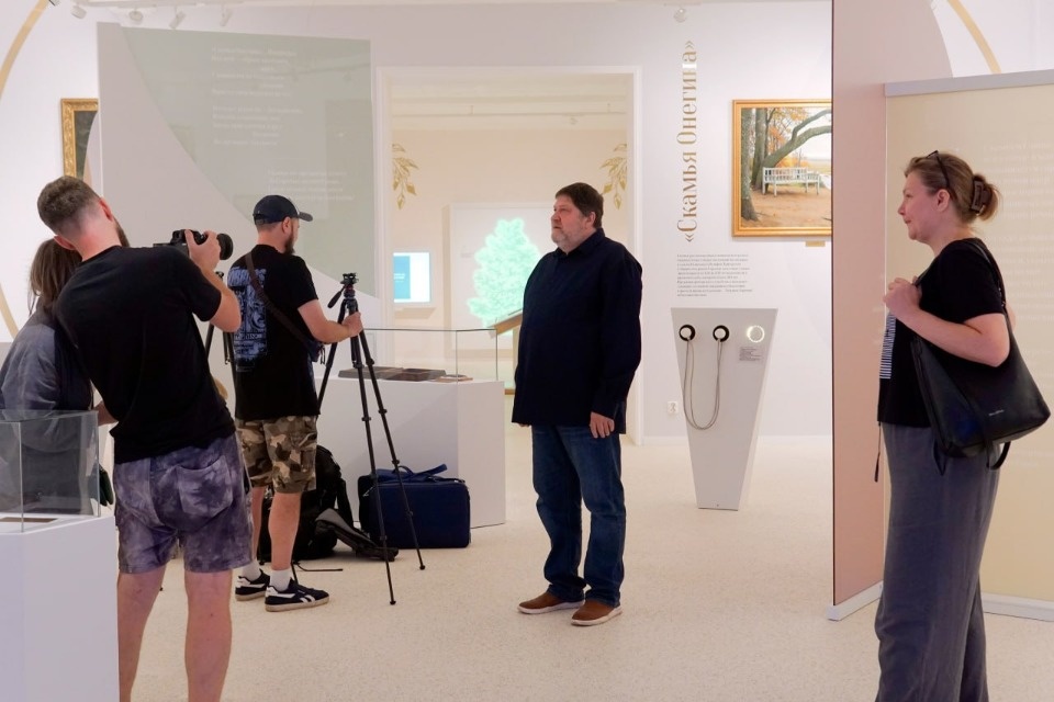 Съемочная группа ОРТ посетила музеи-усадьбы «Михайловское» и «Тригорское»