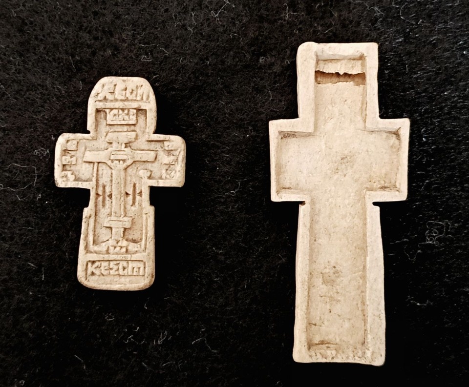 Два нательных костяных крестика обнаружили на раскопе в Пскове в августе