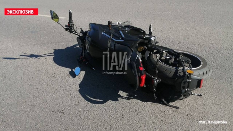 Мотоциклиста госпитализировали после ДТП на перекрестке в Пскове Мотоциклиста госпитализировали после ДТП на перекрестке в Пскове