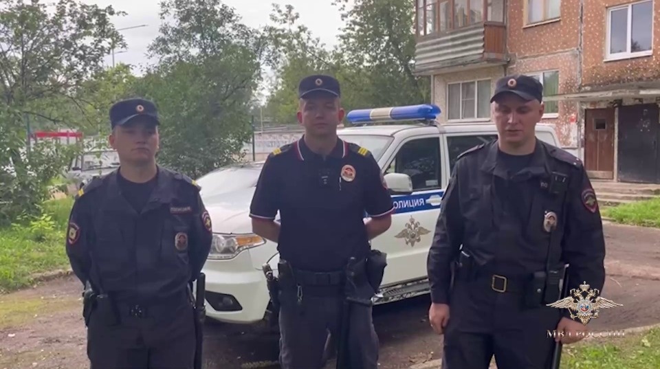 Сотрудники ППС спасли людей из горящей квартиры в Пскове