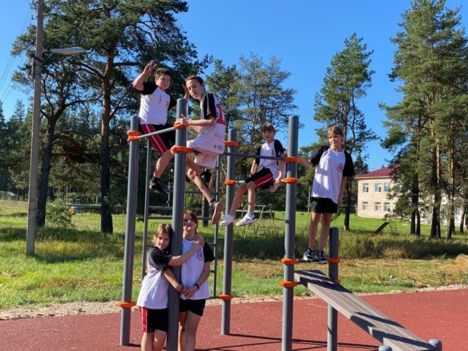 Уличные спортивные площадки и спортзалы десяти школ отремонтировали в Псковской области