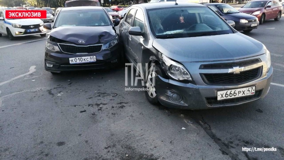 Женщина и подросток пострадали в ДТП на Октябрьском проспекте в Пскове Женщина и подросток пострадали в ДТП на Октябрьском проспекте в Пскове