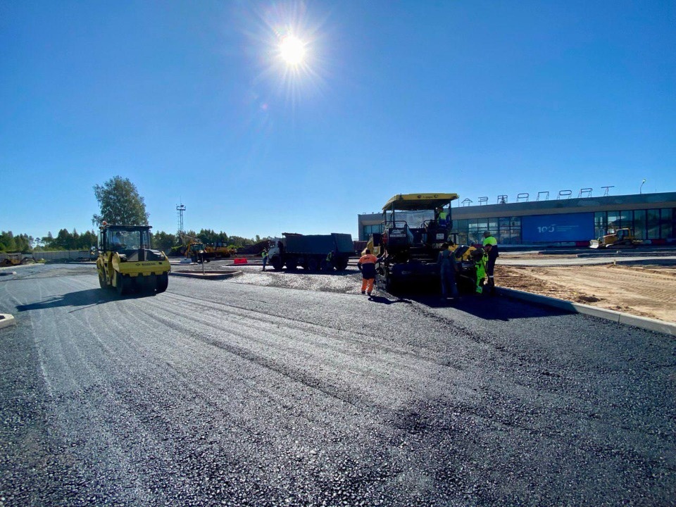 Привокзальную площадь у здания аэропорта асфальтируют в Пскове