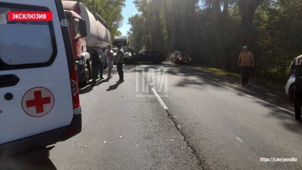 Три человека пострадали в тройном ДТП в Великолукском районе Три человека пострадали в тройном ДТП в Великолукском районе