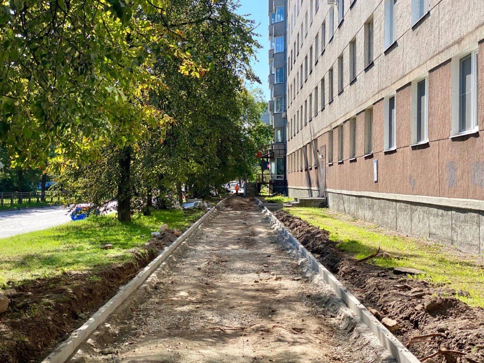 Тротуар вдоль дома на улице Народной ремонтируют в Пскове 