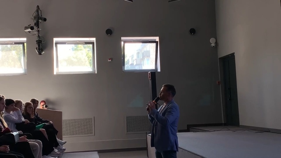 Режиссёр Алексей Свиридов обсуждает с псковичами фильм, посвящённый герою СВО