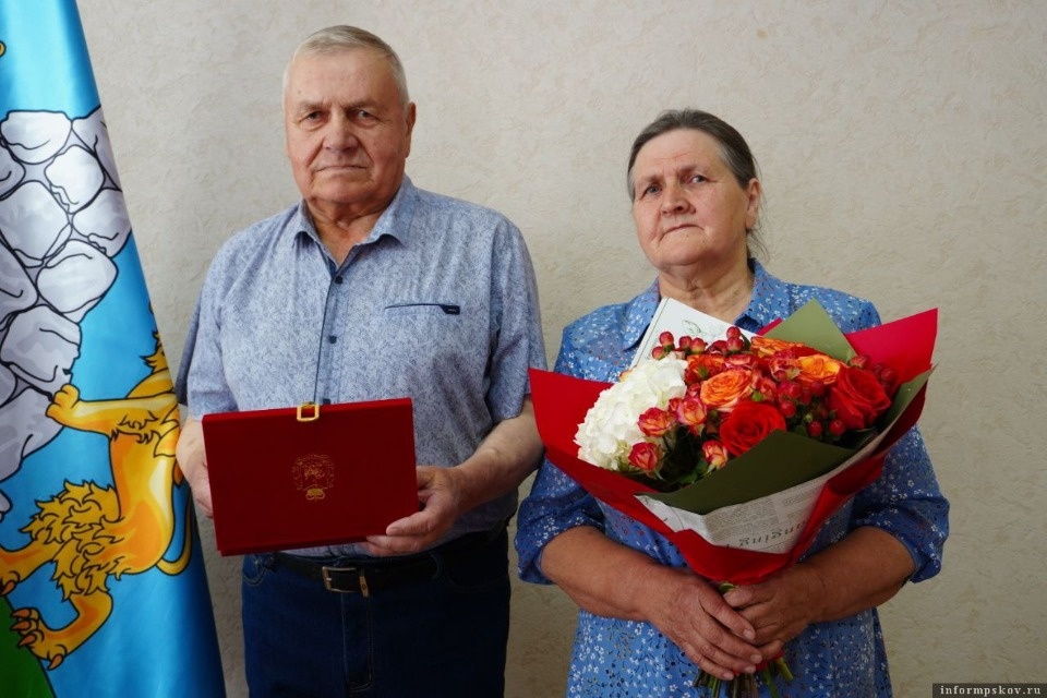 Семье из Опочецкого округа вручили медаль «50 лет совместной жизни» 