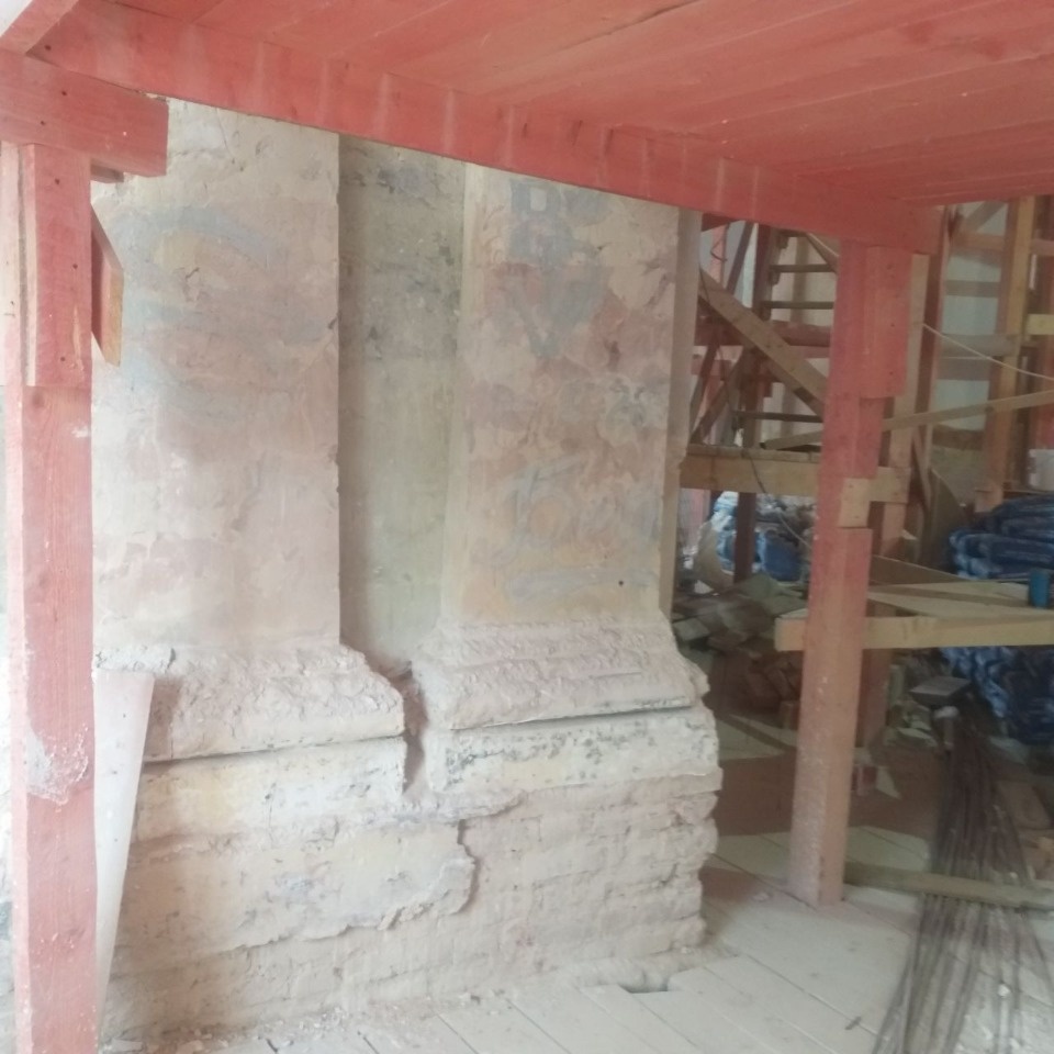 Реставраторы изготовят искусственный мрамор по старым технологиям для храма в Порховском районе 