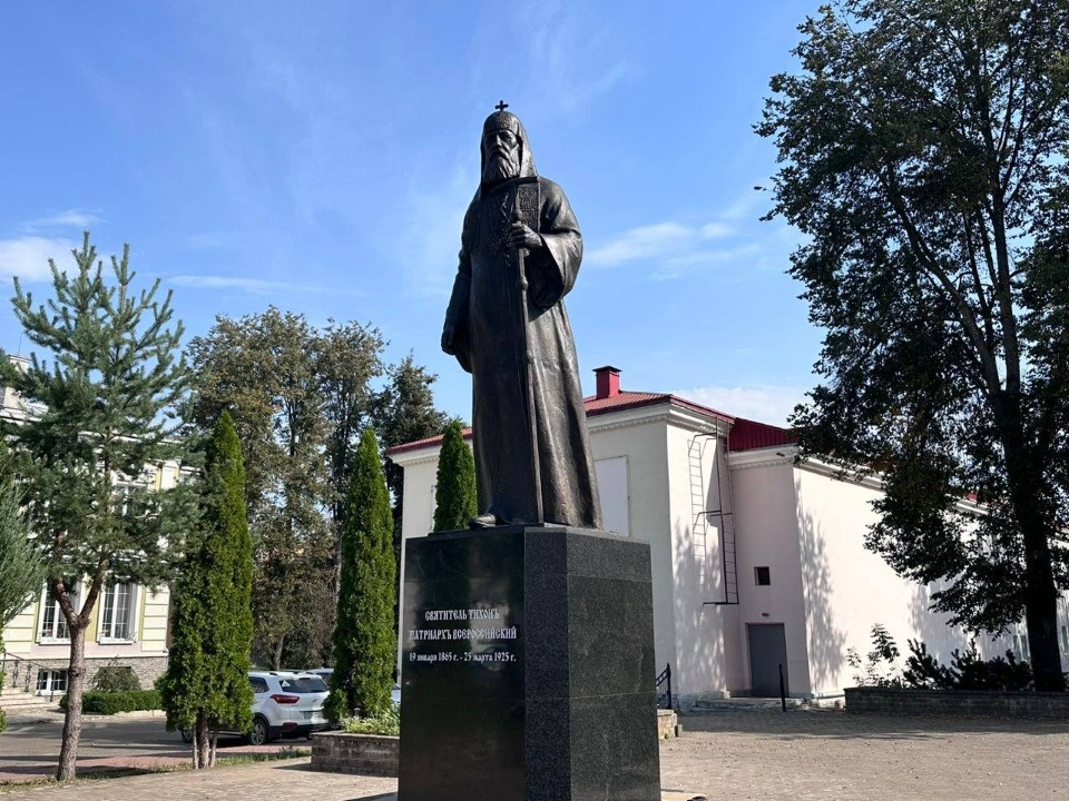 Памятник святителю Тихону установили в Великих Луках