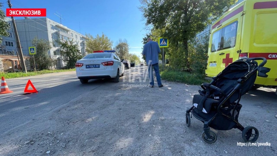 Женщину с ребенком в коляске сбили на пешеходном переходе в Острове Женщину с ребенком в коляске сбили на пешеходном переходе в Острове