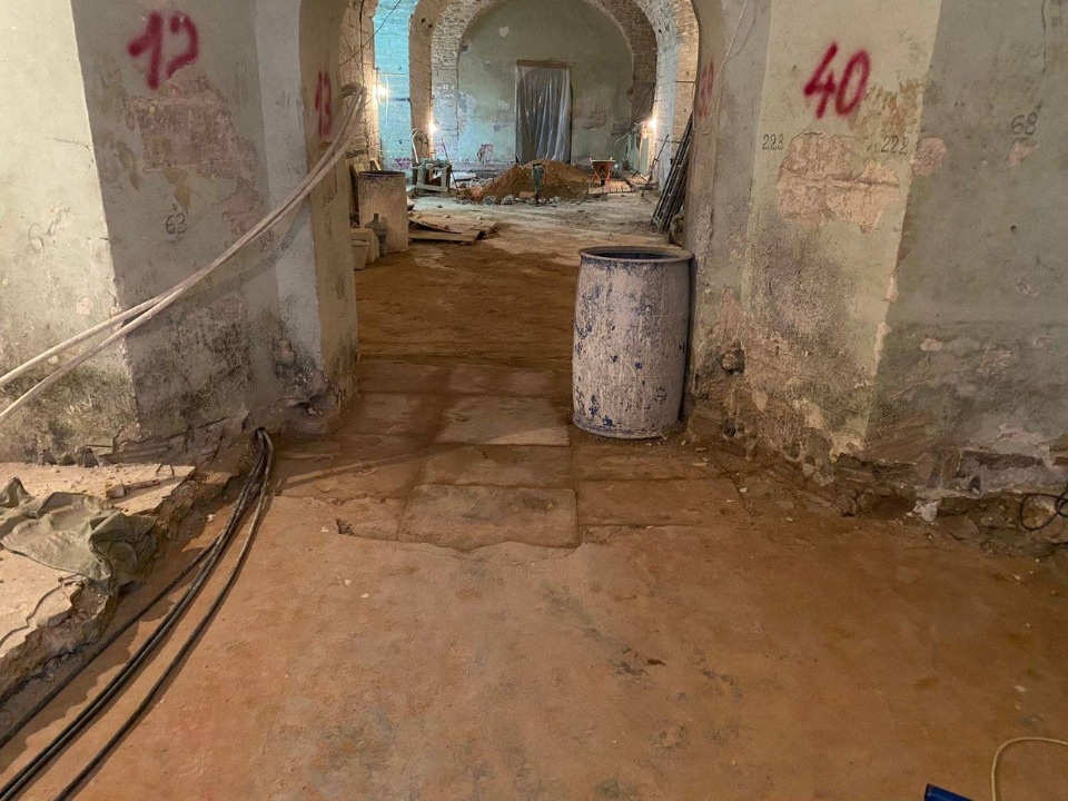 Реставраторы завершают раскрывать исторические полы придела Серафима Саровского в Троицком соборе в Пскове