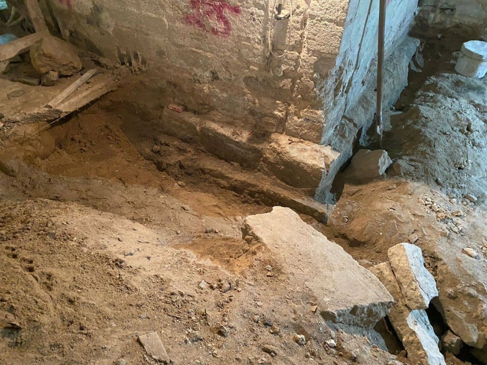 Реставраторы завершают раскрывать исторические полы придела Серафима Саровского в Троицком соборе в Пскове