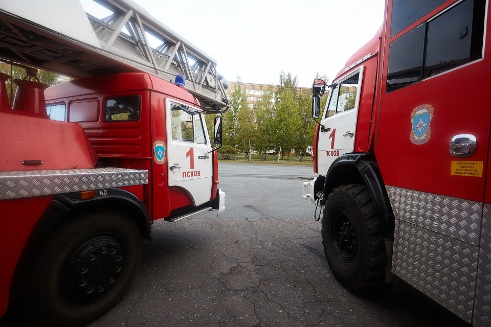 В Пскове ребенок едва не выпал из окна многоэтажки В Пскове ребенок едва не выпал из окна многоэтажки